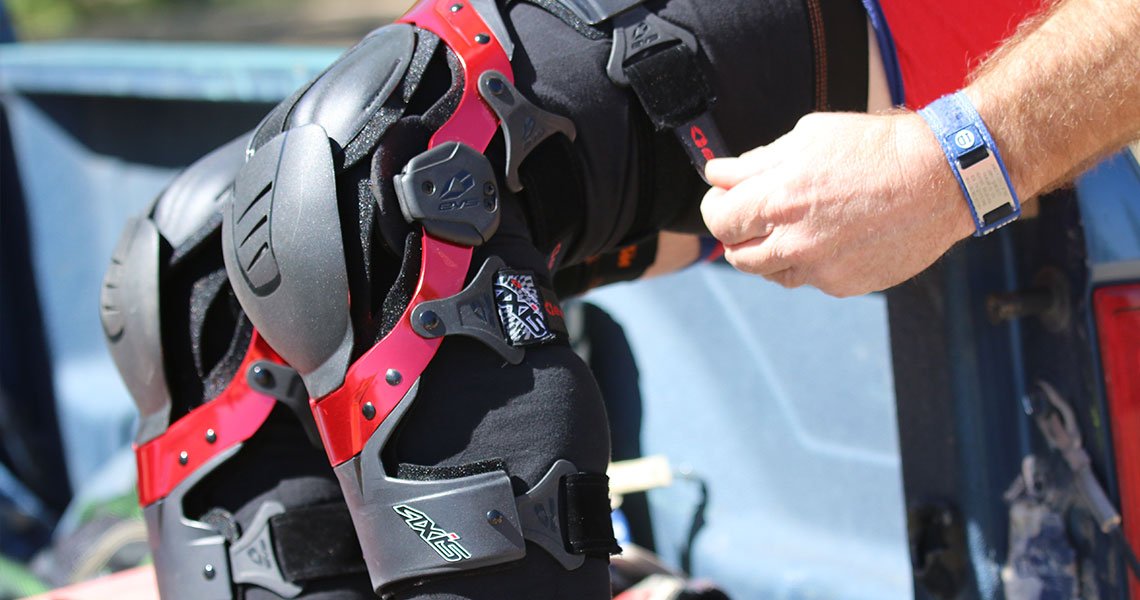 Carbon, Small Pair EVS Sports Axis Pro Knee Brace 