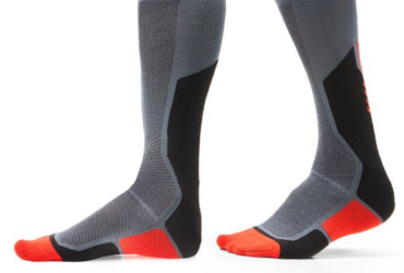 The REV'IT! Charger socks will keep your performance at the highest level on the street or track. They’ve been developed with a special 3D round-knit construction that actively regulates heat and wicks moisture away from the skin. 